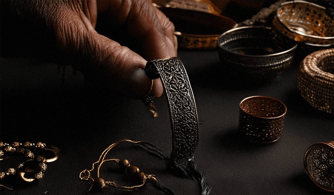 Bracelet artisanal marocain en cuivre forgé à la main — accessoire authentique du Maroc