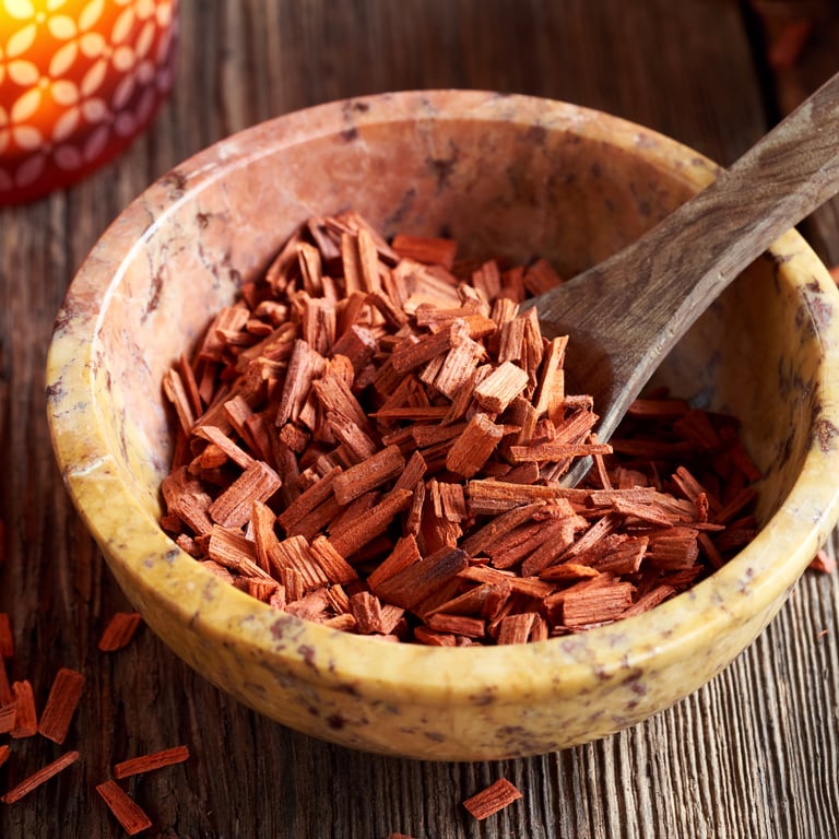 Morceaux de bois de santal naturel utilisés en rituel, parfumerie et cosmétique