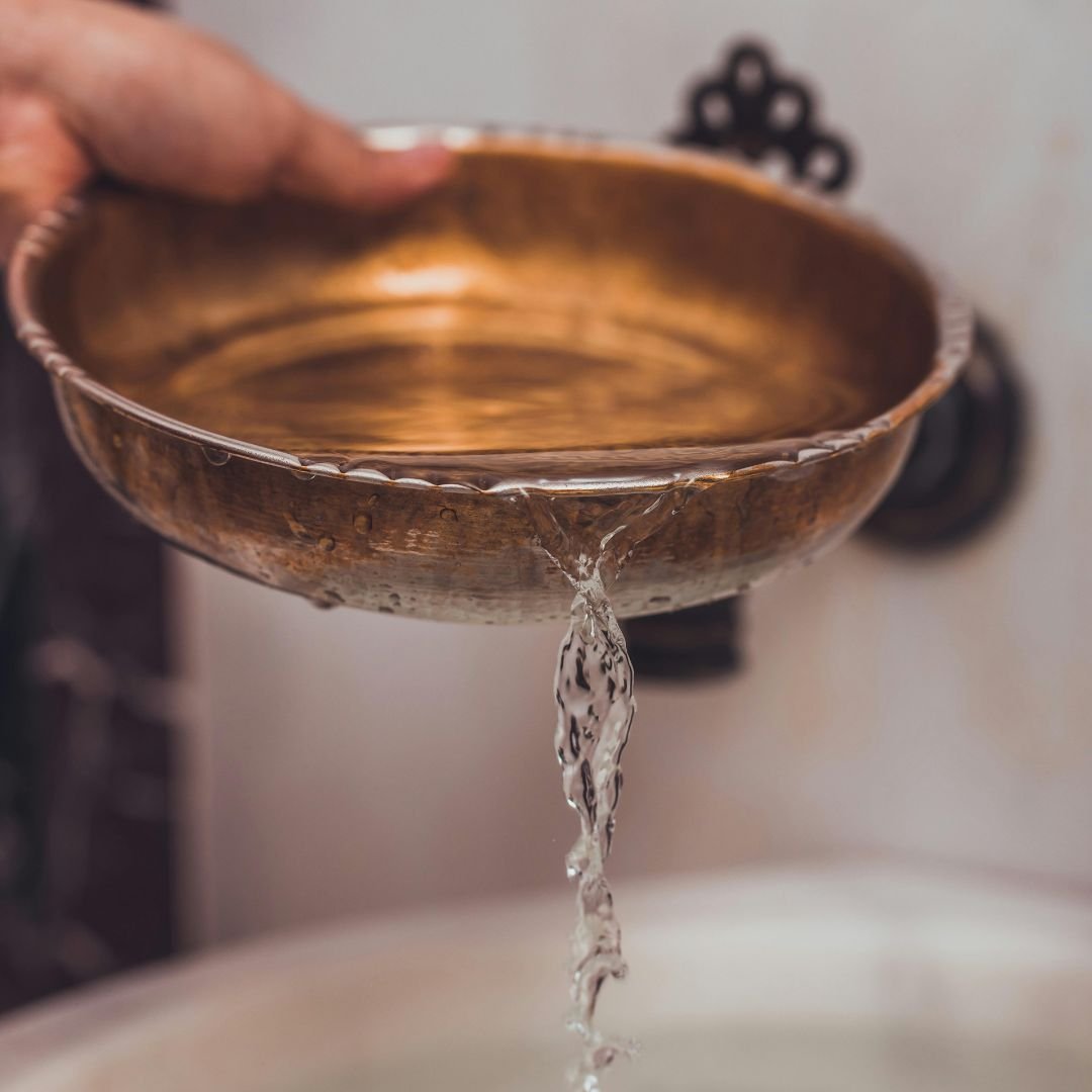 Rituel de hammam marocain – Eau chaude versée dans un bassin en cuivre – Savon noir Cocoon d’Orient