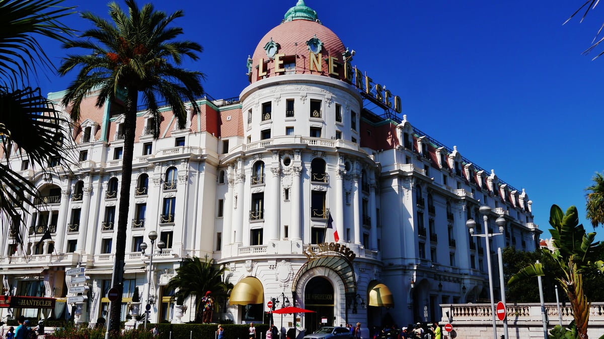 Promenade des Anglais in front of Le Negresco
