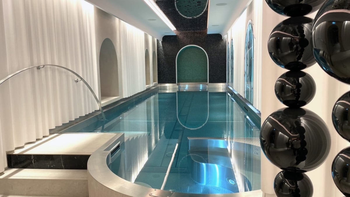Indoor swimming pool at N Le Spa in Le Negresco