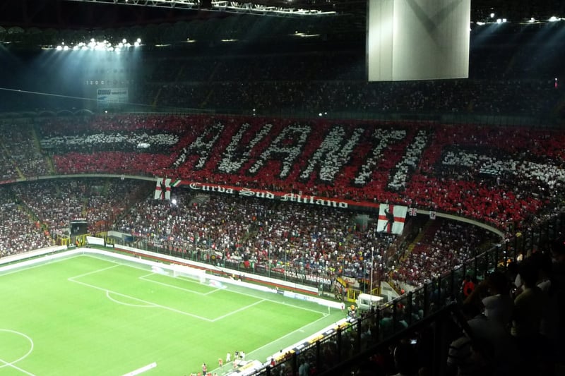 Vue intérieure du stade San Siro avec un un tifo du Milan AC