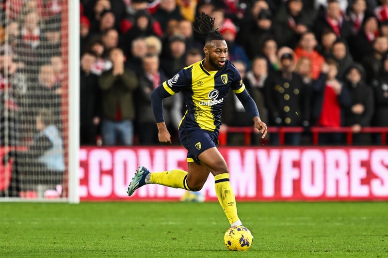 Antoine Semenyo de Bournemouth fait une pause avec le ballon lors du match de Premier League Nottingham Forest vs Bournemouth à City Ground, Nottingham