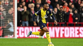 Antoine Semenyo de Bournemouth fait une pause avec le ballon lors du match de Premier League Nottingham Forest vs Bournemouth à City Ground, Nottingham