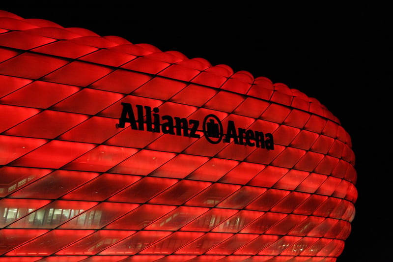 Façade de l’Allianz Arena illuminée en rouge, stade du Bayern Munich