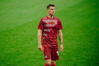 Chelsea maintient l’intérêt pour Granit Xhaka malgré le message ferme de Sunderland