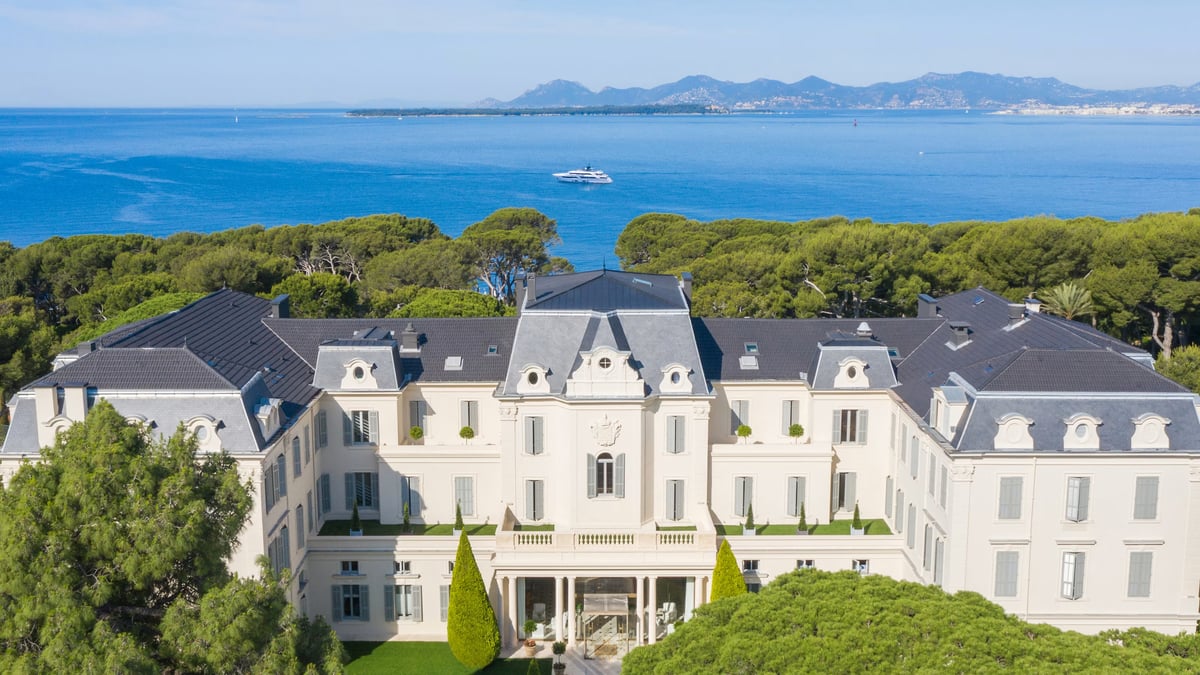 Hôtel du Cap-Eden-Roc grounds beside the Mediterranean