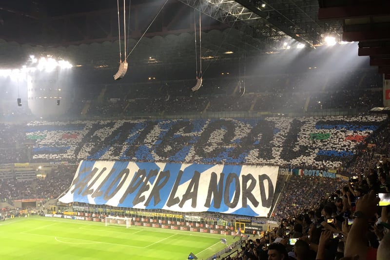 Vue intérieure du stade San Siro avec un tifo de l’Inter Milan