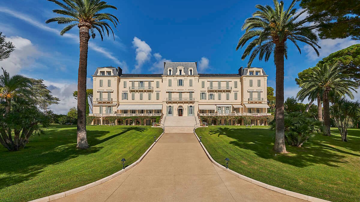 Historic façade and gardens at Hôtel du Cap-Eden-Roc