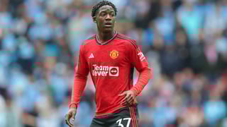 Kobbie Mainoo durant un match officiel avec le maillot de Manchester United