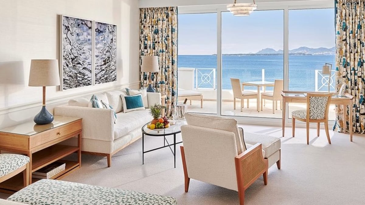 Sea-facing suite in the Eden-Roc Pavilion