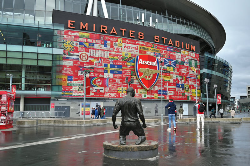 Façade de l’Emirates Stadium avec l’écusson d’Arsenal et la statue de Thierry Henry devant l’entrée