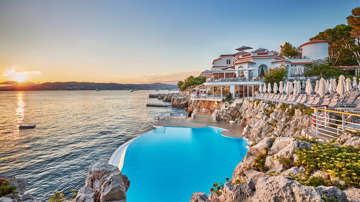 Hôtel du Cap-Eden-Roc, its pool and the Mediterranean coastline