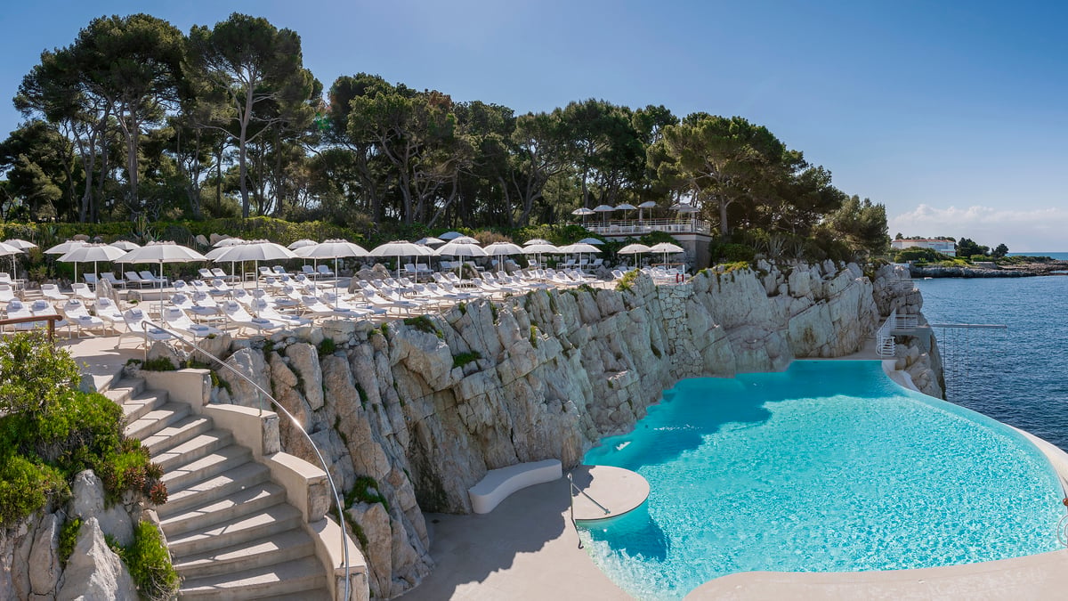 Saltwater infinity pool carved into the rocks at Hôtel du Cap-Eden-Roc