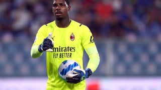 Mike Maignan avec le maillot du Milan AC durant un match