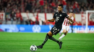 Michael Olise lors du match de DFB Pokal entre le 1. FC Cologne et le Bayern Munich au RheinEnergieStadion, à Cologne, le 29 octobre 2025