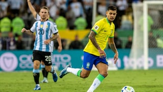Bruno Guimarães avec le maillot du Brésil lors d'un match contre l'Argentine
