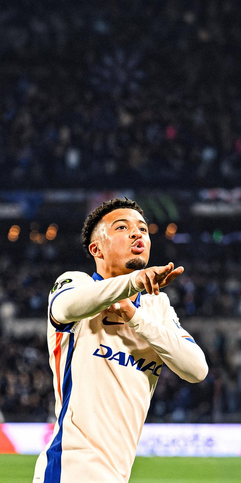 English midfielder Jadon Sancho wallpaper 4k iPhone