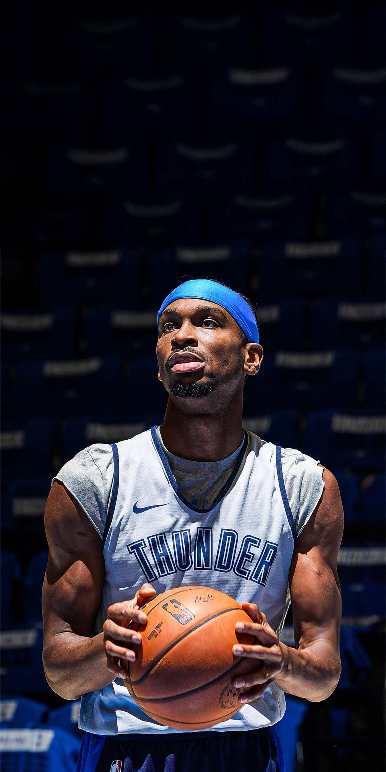 Shai Gilgeous-Alexander warms up wallpaper 4k iPhone