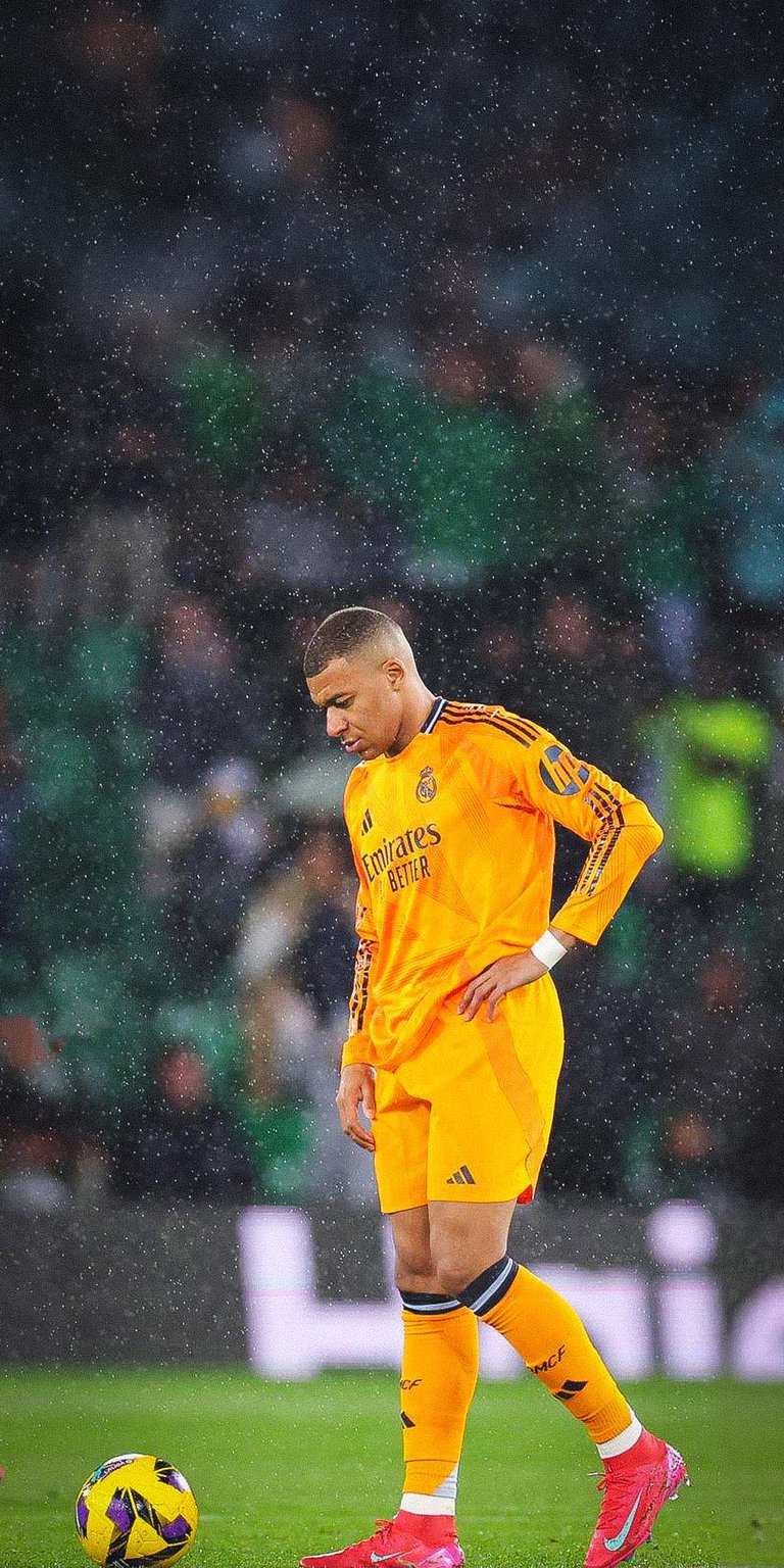 Mbappe plays against Betis wallpaper iPhone