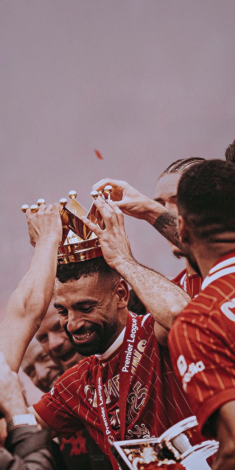 Mohamed Salah wearing a crown wallpaper 4k iPhone