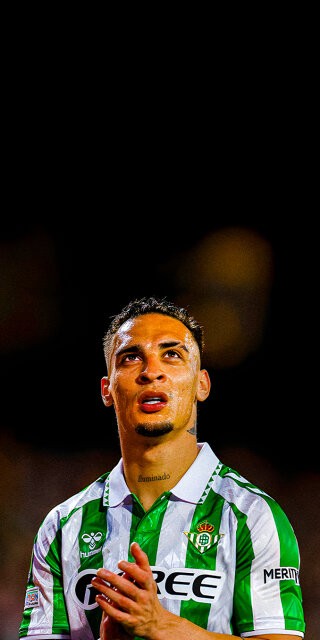 Antony Matheus looks up high wallpaper in 4K