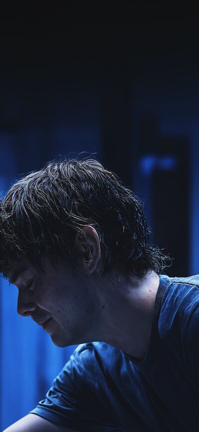 This Will Byers 4K wallpaper is a great way to customize your iPhone. This matching wallpaper for 2 people features Will with his wet hair and a blue sweater, creating a unique wallpaper experience.