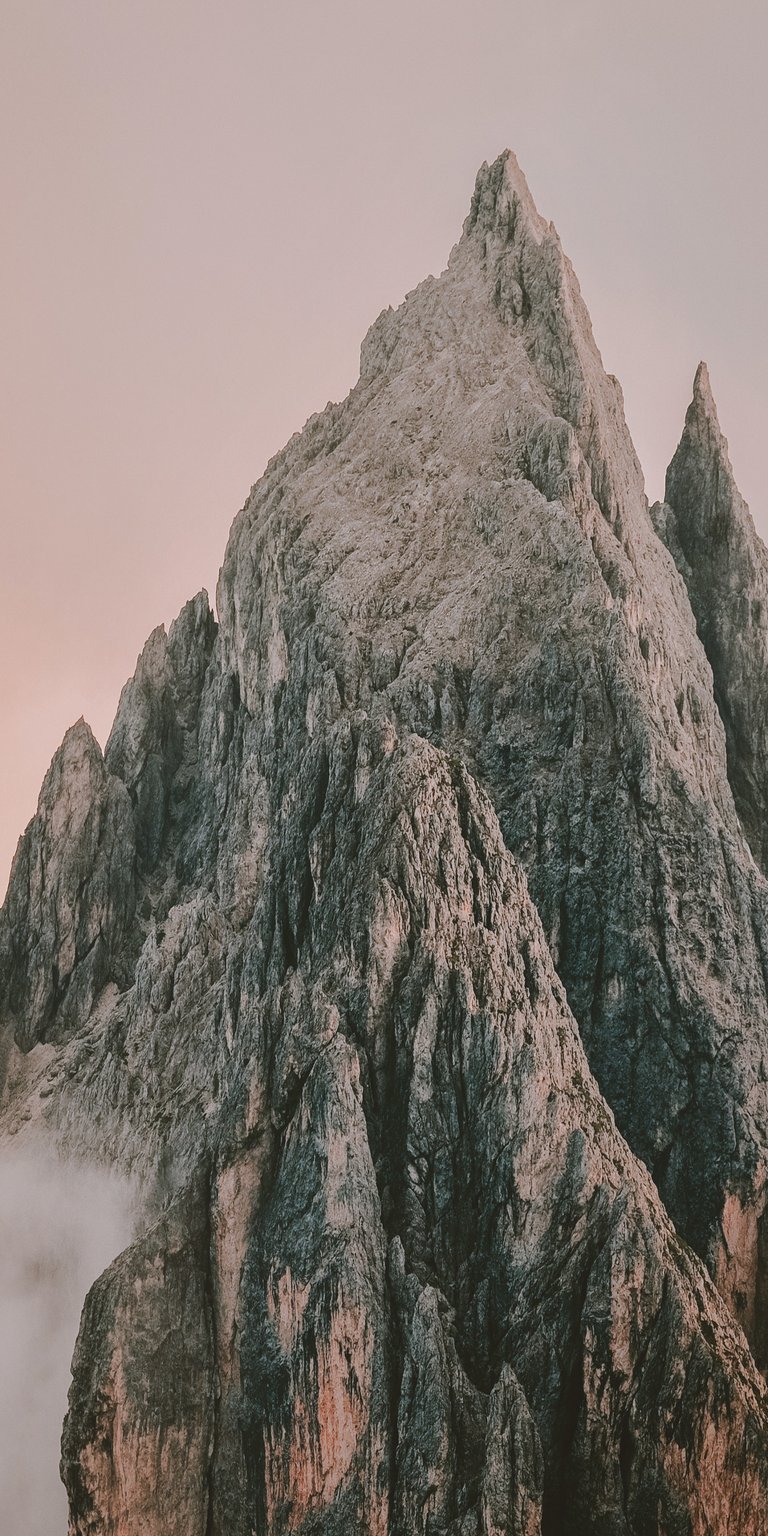 Sharp rock formations wallpaper