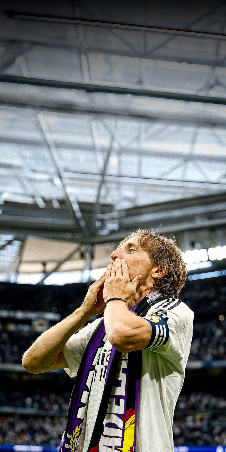 Luka Modric greets the supporters wallpaper iPhone 4k iPhone