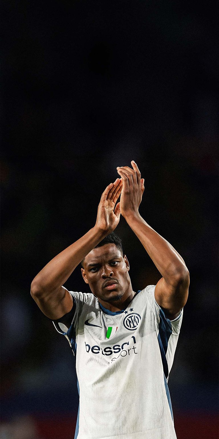 Denzel Dumfries of FC Internazionale applauds the fans Wallpaper 4k mobile