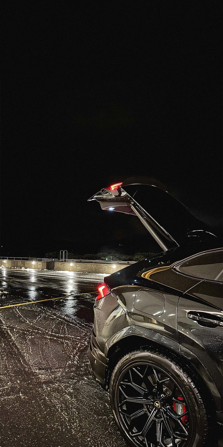 Lamborghini Urus black wallpaper HD mobile