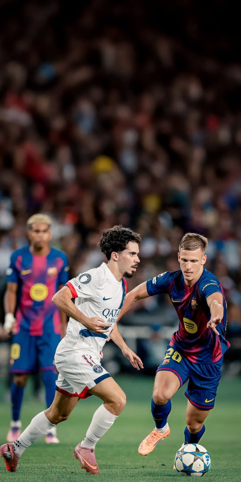 Paris Saint-Germain vs. Barcelona football match 4K wallpapers