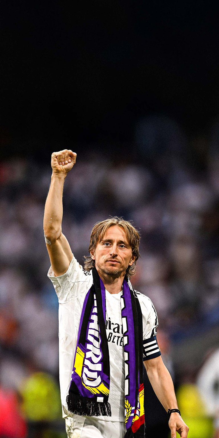 Luka Modric shows appreciation to the fans wallpaper 4k iPhone