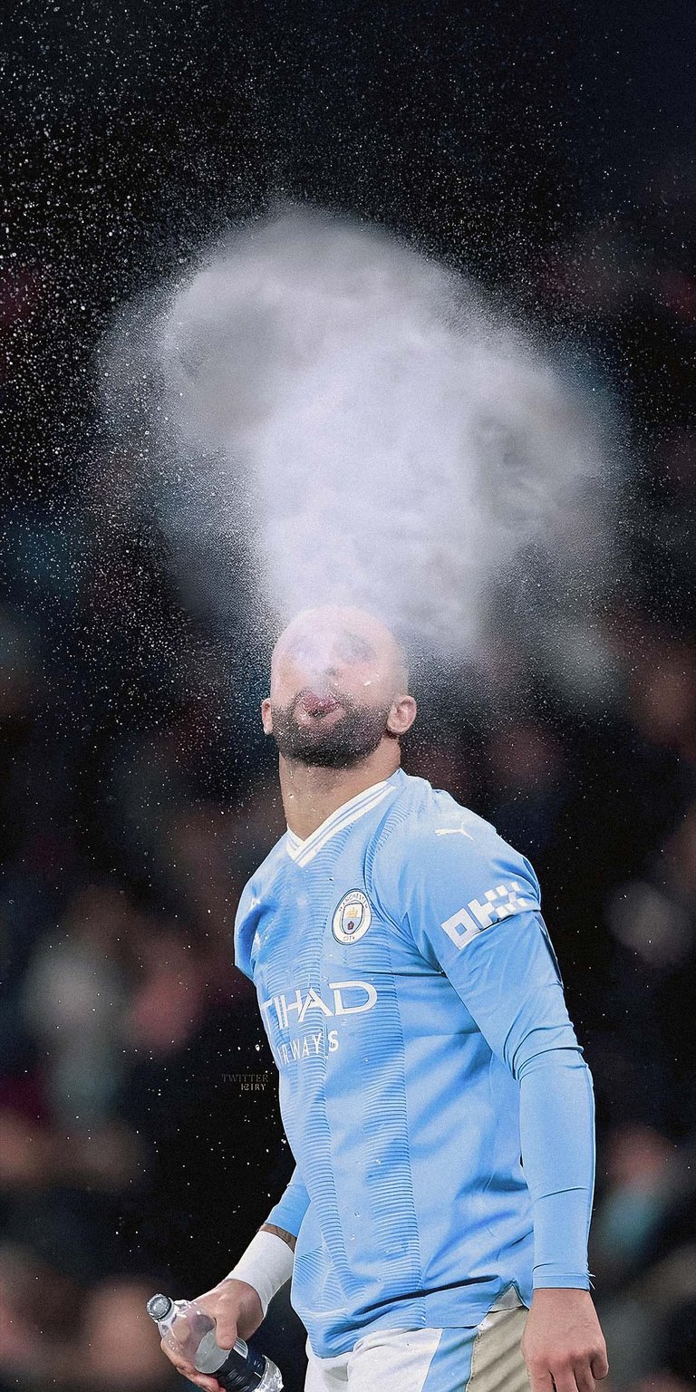 Kyle Walker spitting water mist wallpaper
