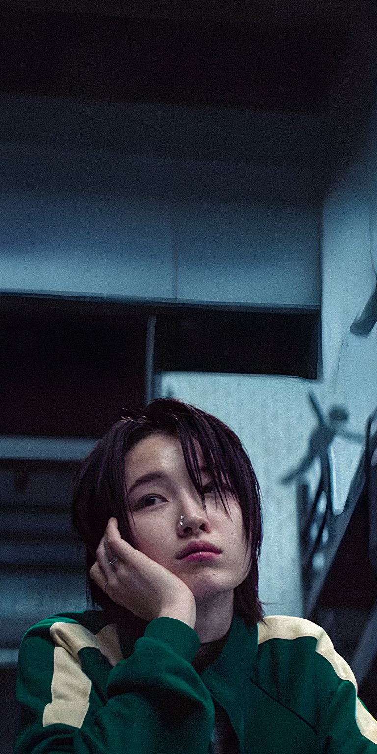 Se-mi Player 380 hand on the cheek shot wallpaper