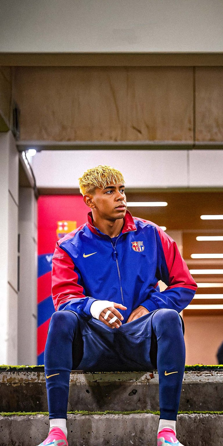 Lamine Yamal looks on in the tunnel Wallpaper iPhone 4k