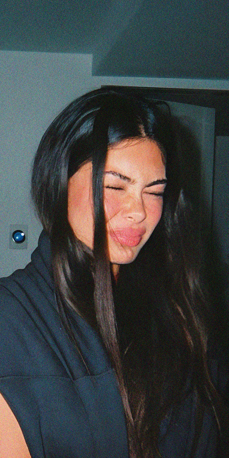 Girl portrait wallpaper for mobile