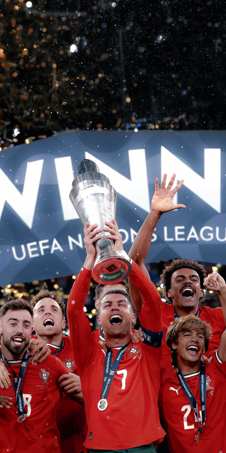 Cristiano Ronaldo holding the trophy 4k wallpaper for mobile iPhone