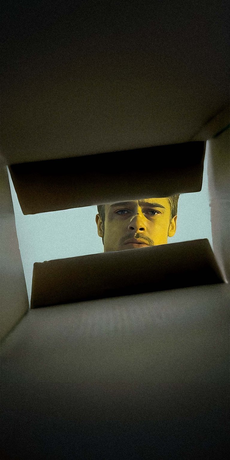 David Mills peeking inside the box wallpaper HD