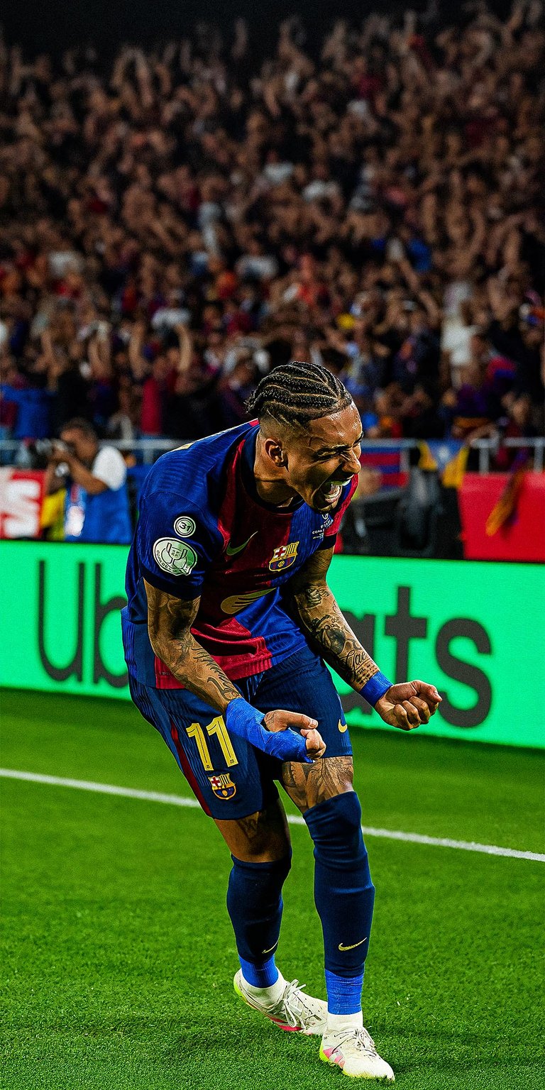 Raphinha celebrates the third goal Wallpaper 4k iPhone