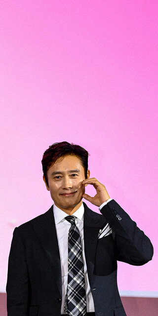 Frontman holding his face pink background wallpaper 4k