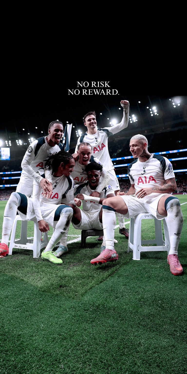 A celebratory live wallpaper featuring the Tottenham Hotspur football (soccer) team gathered together in a moment of triumph after a victory, accompanied by the motivational quote "No Risk No Reward." The bright photo captures the camaraderie and emotion of the team, making it an excellent background for dedicated Spurs fans and enthusiasts of competitive football.