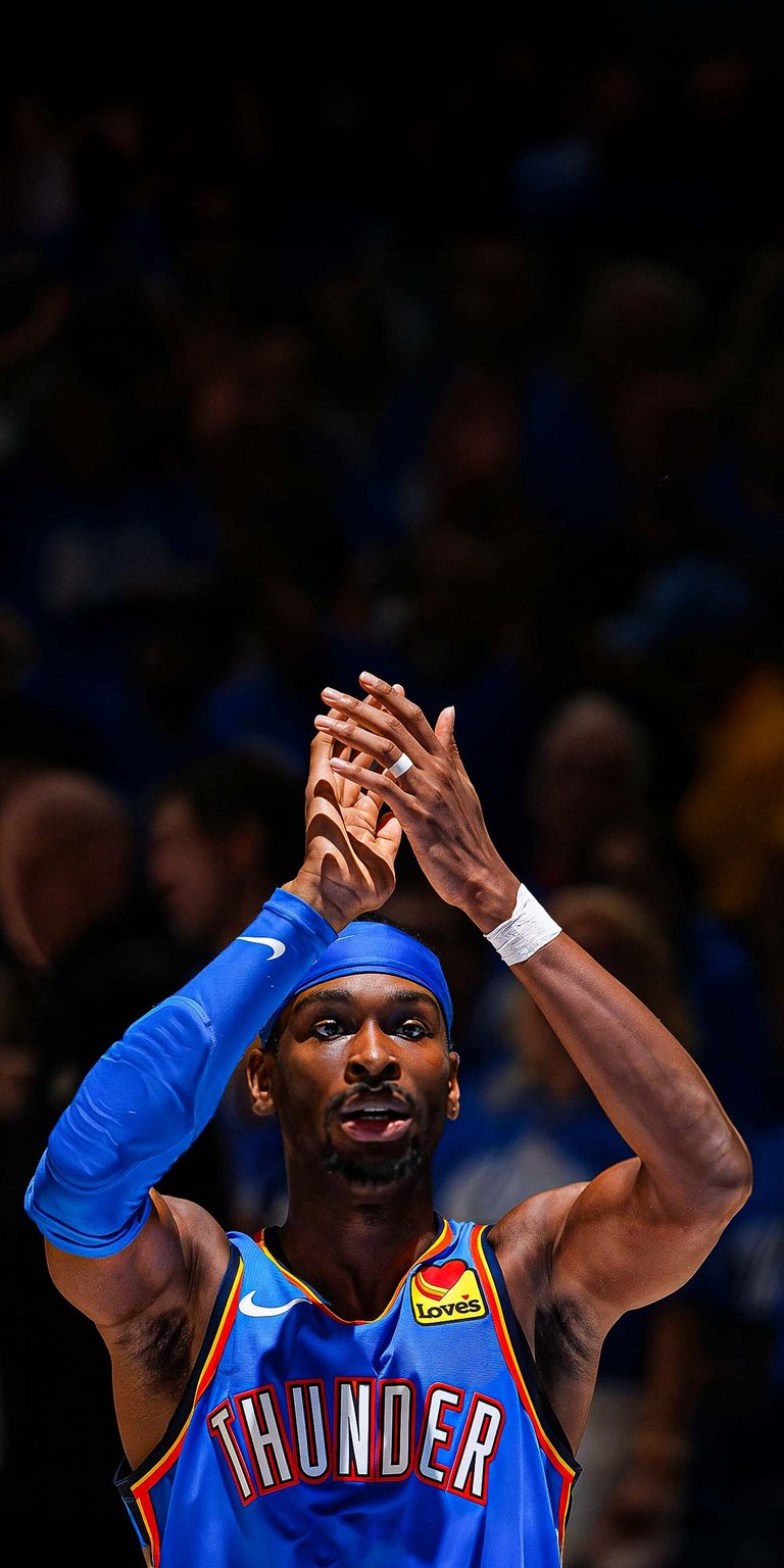 Shai Gilgeous-Alexander against the Indiana Pacers wallpaper 4k iPhone