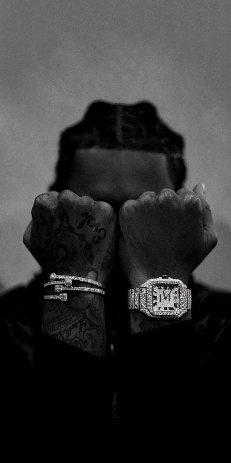 This high-resolution 4K wallpaper features the iconic Pop Smoke, flashing diamond jewelry and tattoos for iPhone. This incredible wallpaper captures Pop Smoke’s unique style.