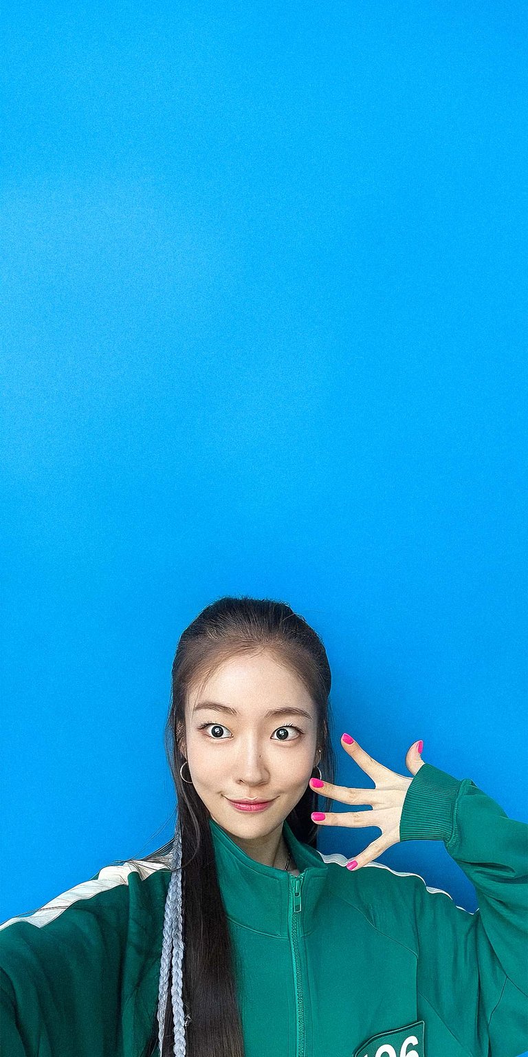 Kang Mi Na Player 196 selfie showing her nails wallpaper