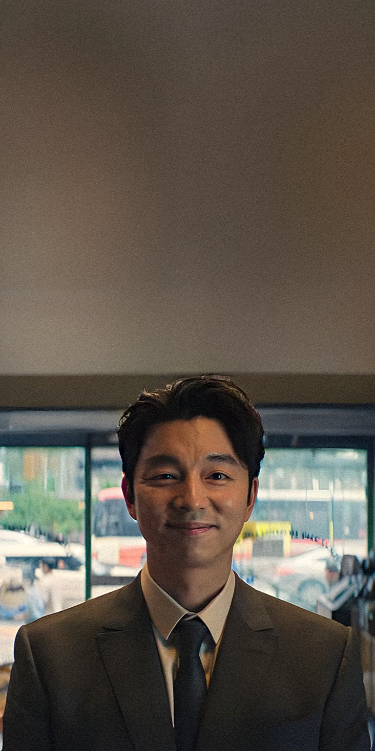 Salesman guy smiling inviting players wallpaper 4k