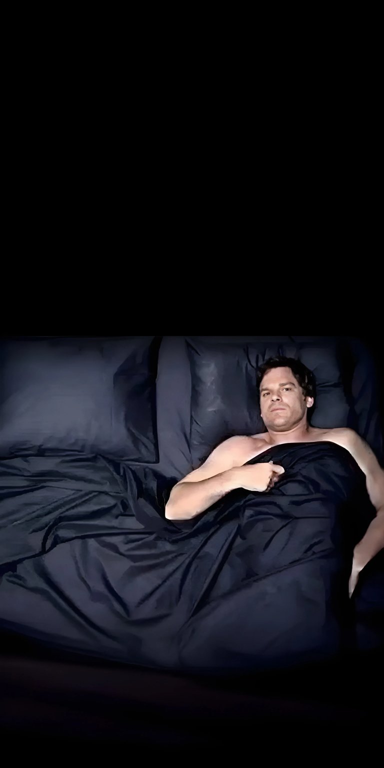 Download this stunning Michael C Hall wallpaper in 4K for your iPhone! Featuring the actor in dark navy sheets, this wallpaper is sure to add style to your phone.