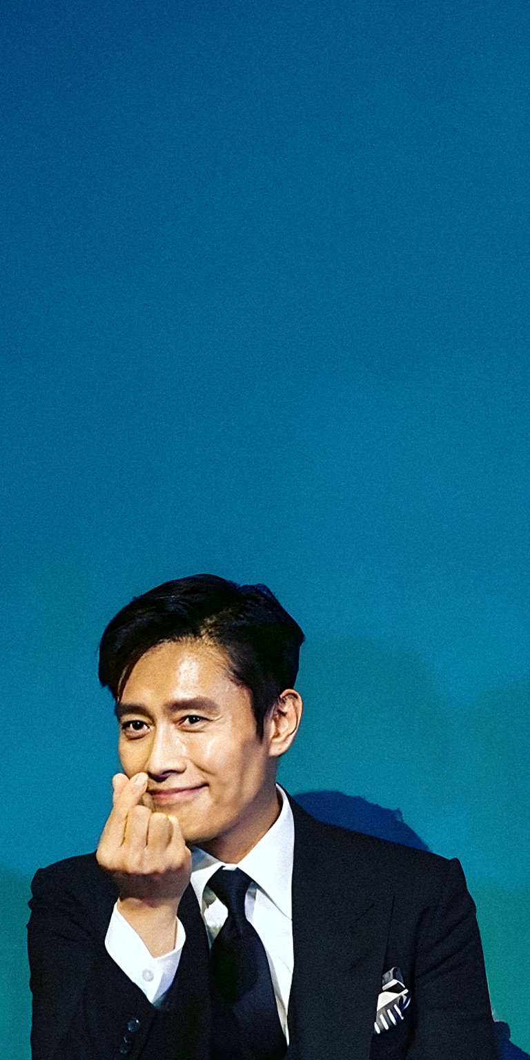 Frontman Squid Game 2 heart finger sign in interviews wallpaper 4k