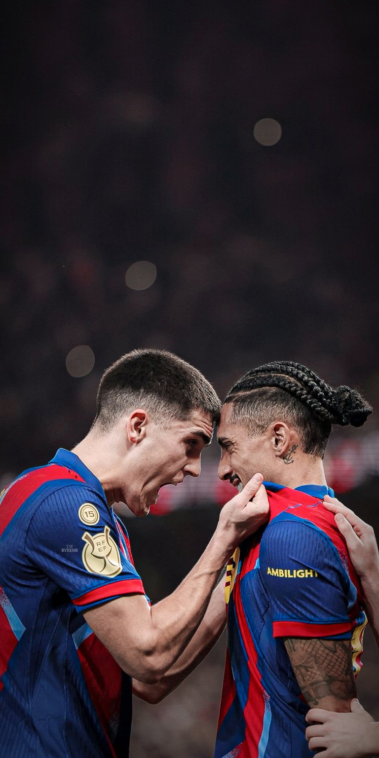 This striking 4K wallpaper features Gavi and Araujo in a moment of intense emotion, perfect for your iPhone. The players are wearing jerseys with bold color blocks, and Araujo sports an intricate braided hairstyle in this compelling wallpaper.