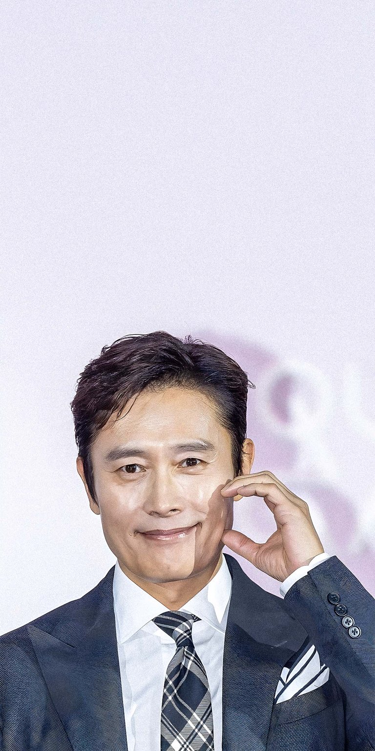 Lee Byung-hun smiling photo portrait with heart half pose on the cheeks HD wallpaper